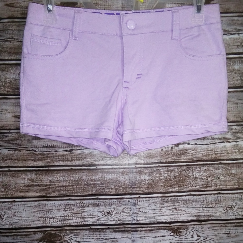 PURPLE SHORTS WITH SNAP BUTTON CLOSURE.